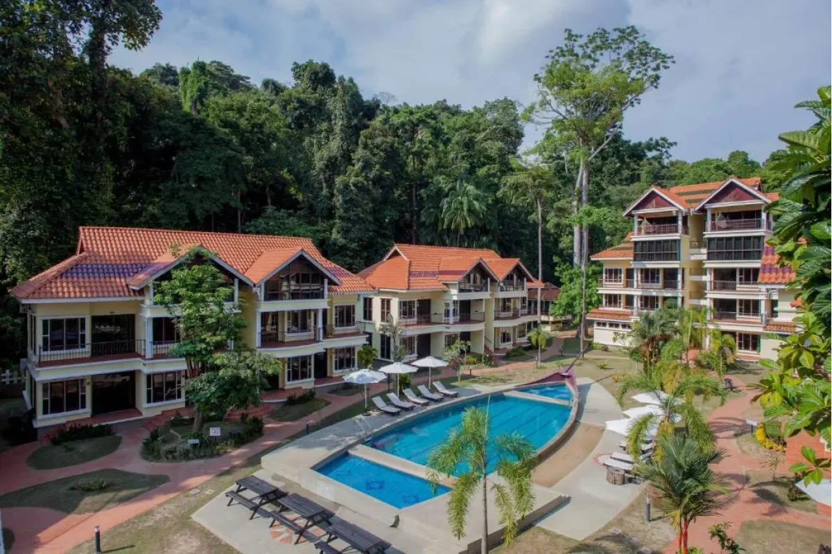 Anjungan Beach Resort met zwembad en tropisch groen op Pangkor Island