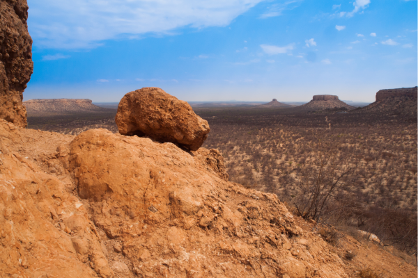 Rotsformaties in Damaraland met uitgestrekt woestijnlandschap in Namibië