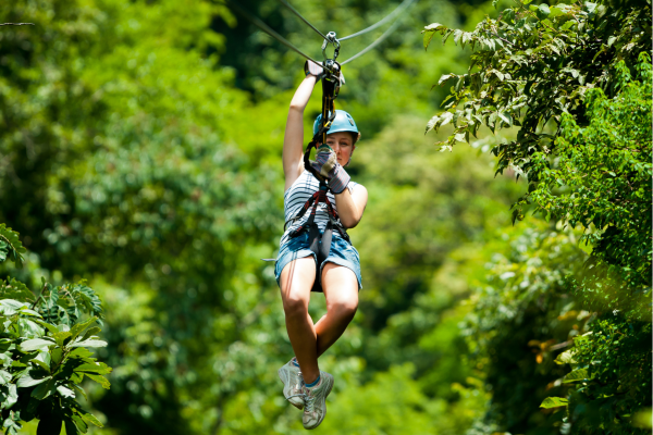 Ziplinen boven het regenwoud bij Arenal tijdens een rondreis Costa Rica.
