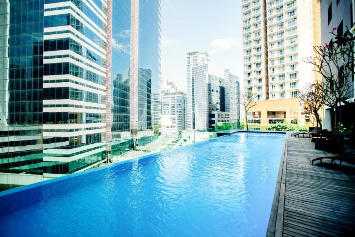 Buitenzwembad van Verdant Hill Hotel tussen de hoge gebouwen van Kuala Lumpur