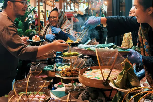 Uitstalling met traditionele Maleisische gerechten en zoete lekkernijen