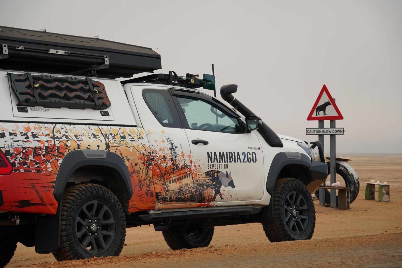 “Interieur van Toyota Hilux Xtra Cab met 35 liter koelkast in de cabine, geschikt voor selfdrive in Afrika.”