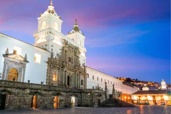 Plaza de San Francisco in Quito met de iconische kerk en het historische plein, één van de oudste en belangrijkste pleinen van Ecuador.