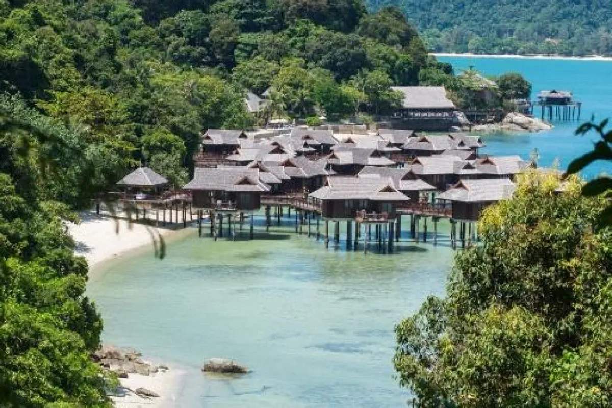 Villa’s boven het heldere zeewater bij Pangkor Laut Resort, omgeven door tropisch regenwoud