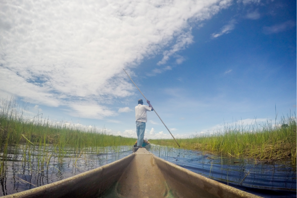 Botswana_Mokoro Kano in de Okavango Delta bootje in rivier