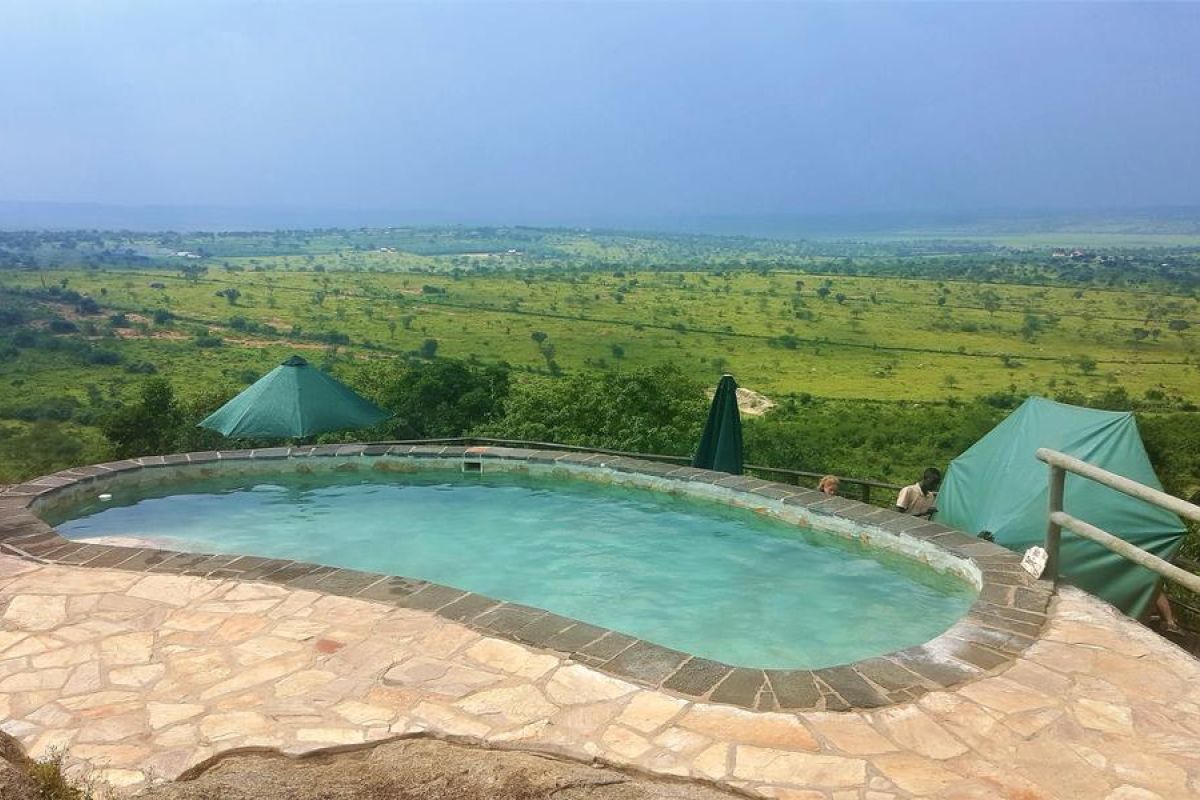 Rwakobo Rock Eco-Lodge gebouwd op granieten rots met uitzicht over Lake Mburo