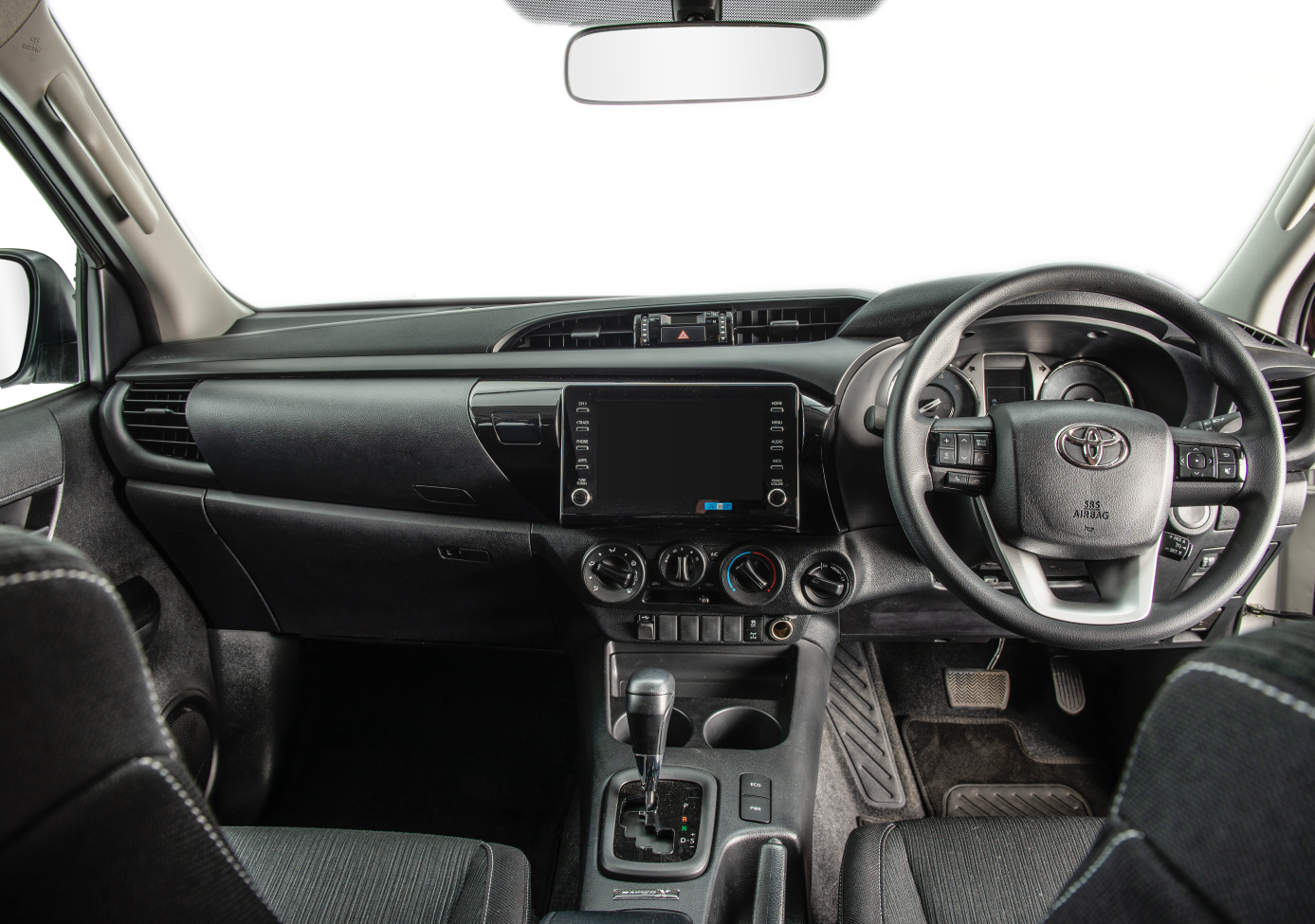 Betrouwbare Toyota Hilux 4×4 met hoge bodemvrijheid, daktent en kampeeruitrusting voor avontuurlijke selfdrives