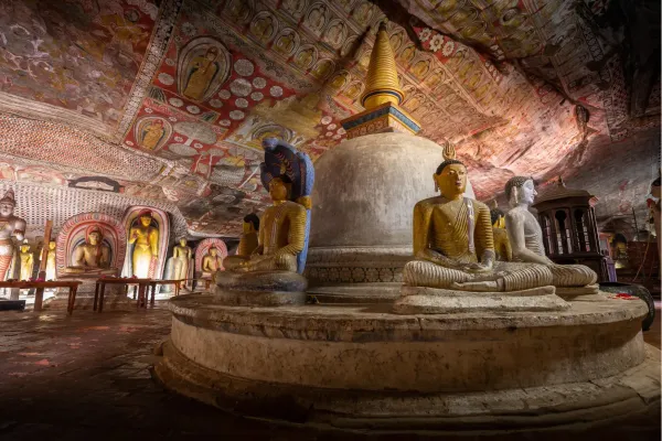 Boeddhabeelden en historische muurschilderingen in de Dambulla Cave Temple in Sri Lanka