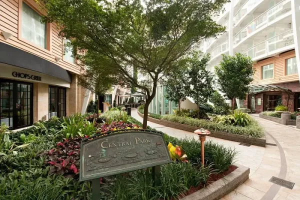 Het groene Central Park aan boord van de Oasis of the Seas met wandelpaden en tropische beplanting