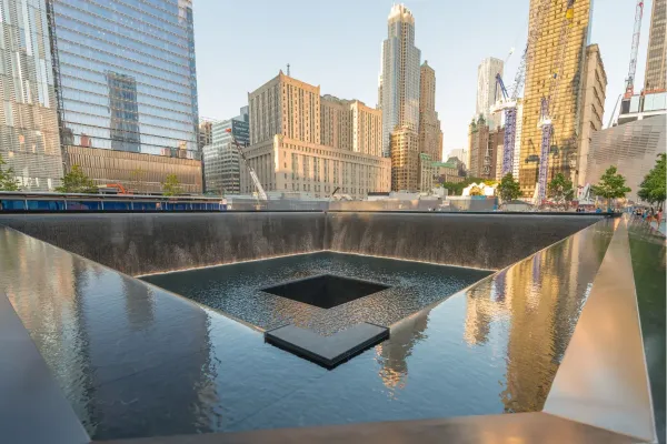 Het 9/11 Memorial in New York met de reflecterende vijvers op de locatie van het voormalige World Trade Center