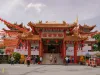 16-daagse rondreis Maleisië met Taman Negara en Pangkor Kleurrijke ingang van de Thean Hou Temple met rode lantaarns