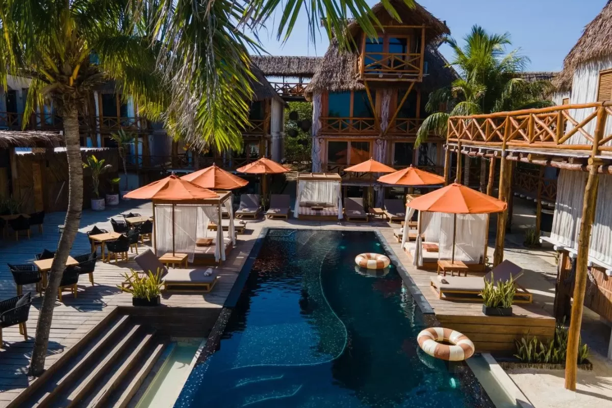 Eco-luxe pool area omringd door natuurlijke materialen bij Aldea Kuká