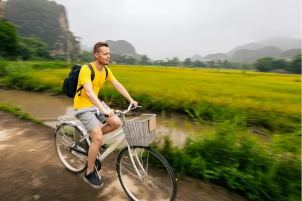 Reiziger fietst door het groene platteland van Sri Lanka