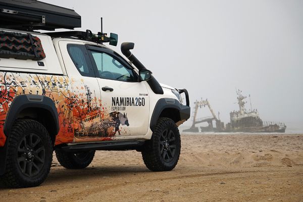 Expedition Toyota Hilux 4×4 met extra cabine en laadruimte, perfect voor avontuurlijke reizen met twee personen