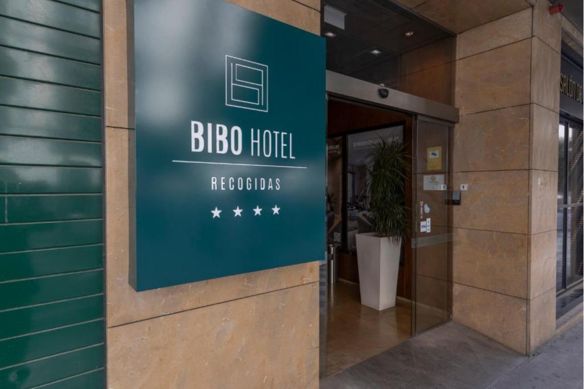Bibo Hotel Recogidas aan een winkelstraat in Granada