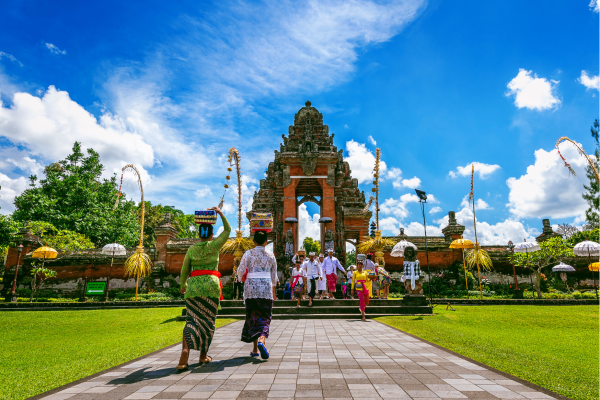 Tempel in bali tijdens offering