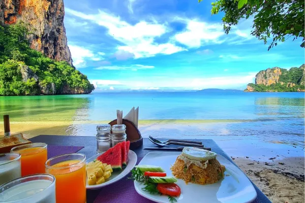 Ontspannen stranddag met Thaise sfeer in Krabi Thailand