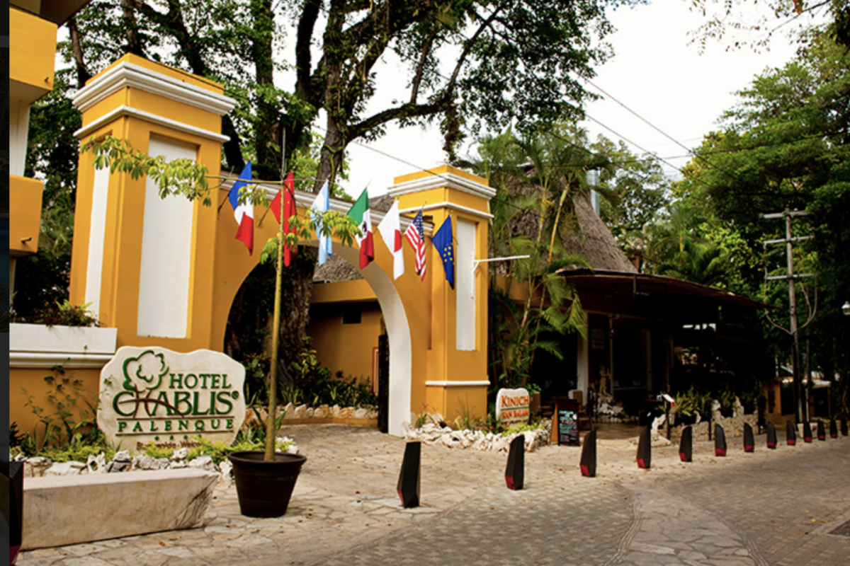 Hotelgevel van Chablis Palenque tussen jungle en stad