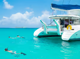 Boottocht naar Île aux Cerfs met helderblauw water, snorkelende reizigers en tropisch strand op Mauritius.