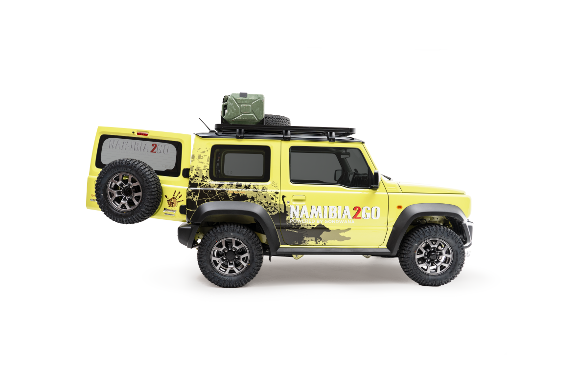 Compacte Suzuki Jimny 3-deurs 4x4 op zandpad tijdens selfdrive in Afrika.