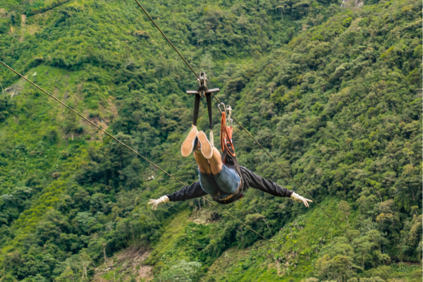 Canopytour in Mindo, ziplinen hoog boven het nevelwoud met uitzicht over jungle en valleien.