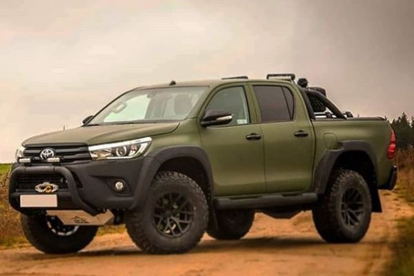 Krachtige Toyota Hilux 4×4 equipped model voor avontuurlijke selfdrives met daktent en kampeeruitrusting