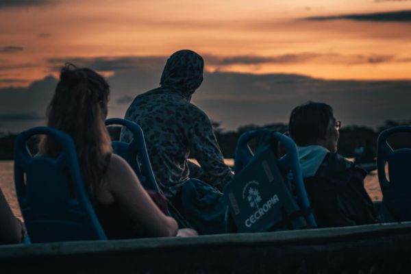 Avondvaart over de rivier in het Cuyabeno Wildlife Reserve, op zoek naar kaaimannen en nachtelijk wildlife.