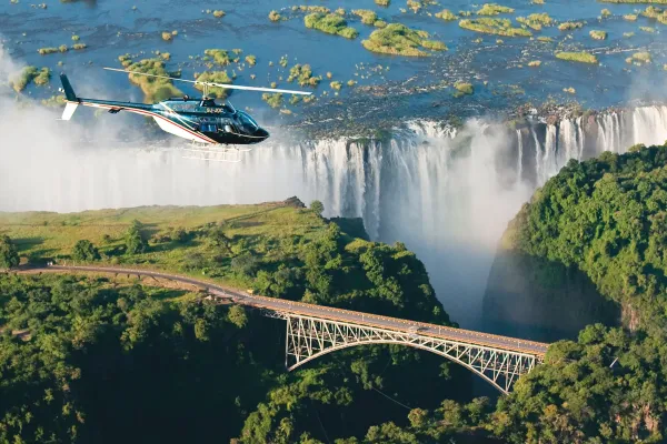 “Helikoptertocht over de Victoriawatervallen in Zimbabwe, met panoramisch uitzicht op de watervallen en de Zambezi-rivier.