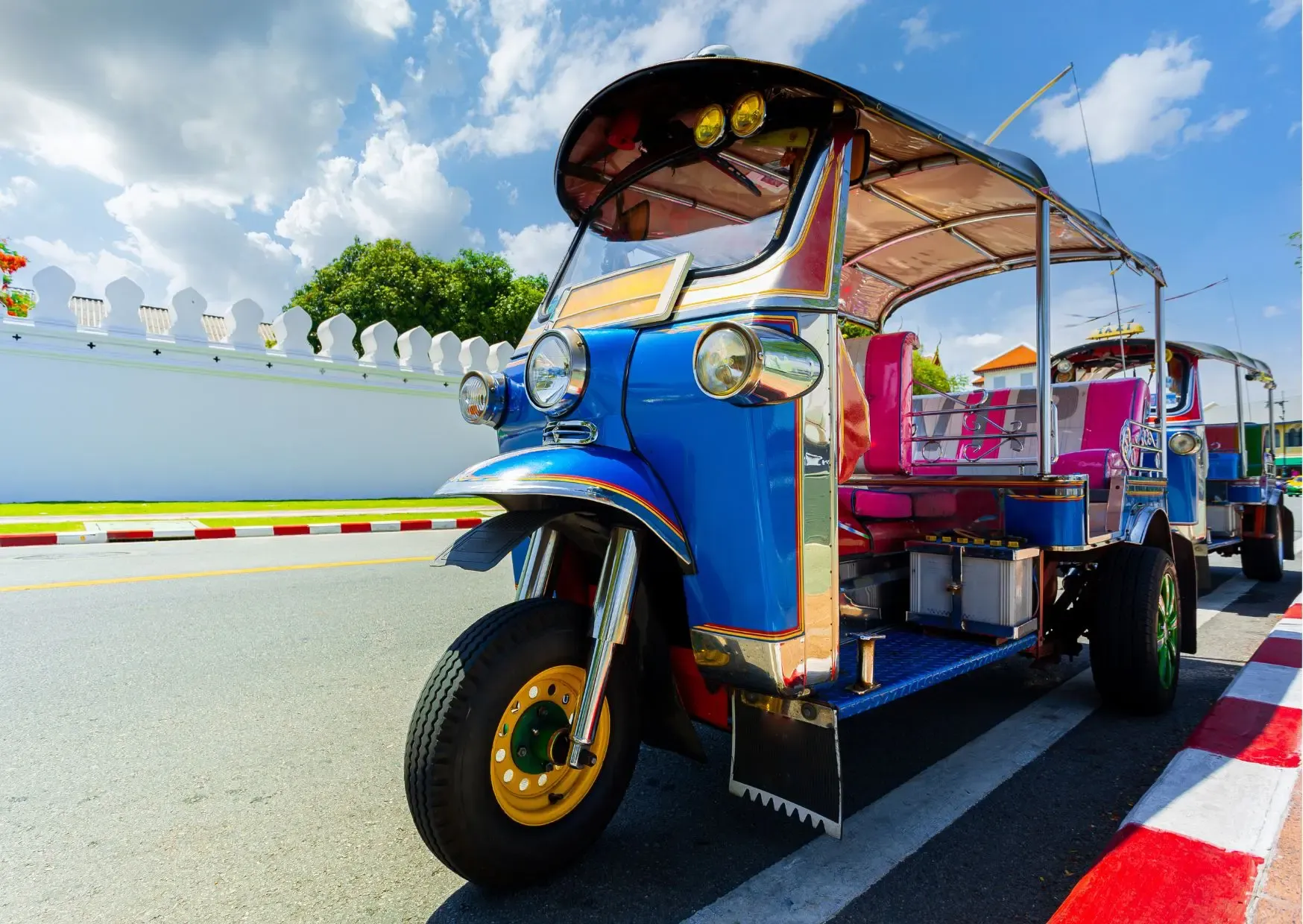 Traditionele tuktuk bij tempels in Ayutthaya Thailand