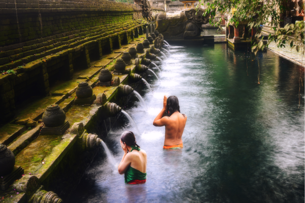 Heilige waterbassins van Tirta Empul tempel bij Ubud Bali