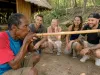16-daagse rondreis Maleisië met Taman Negara en Pangkor Orang Asli-bewoner geeft een demonstratie met een traditionele blaaspijp aan reizigers