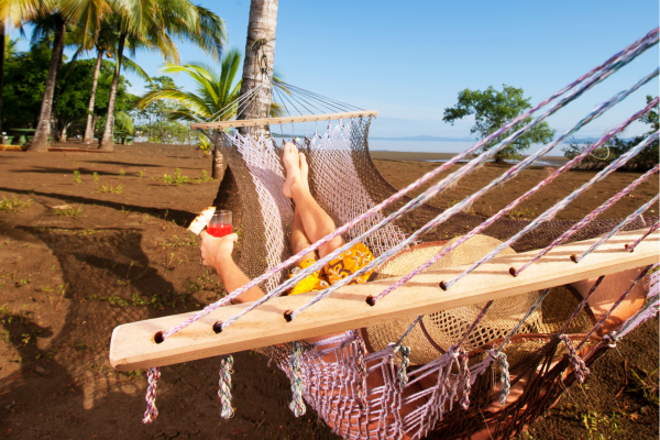 Avondsfeer bij een strandrestaurant in Tamarindo, Costa Rica.