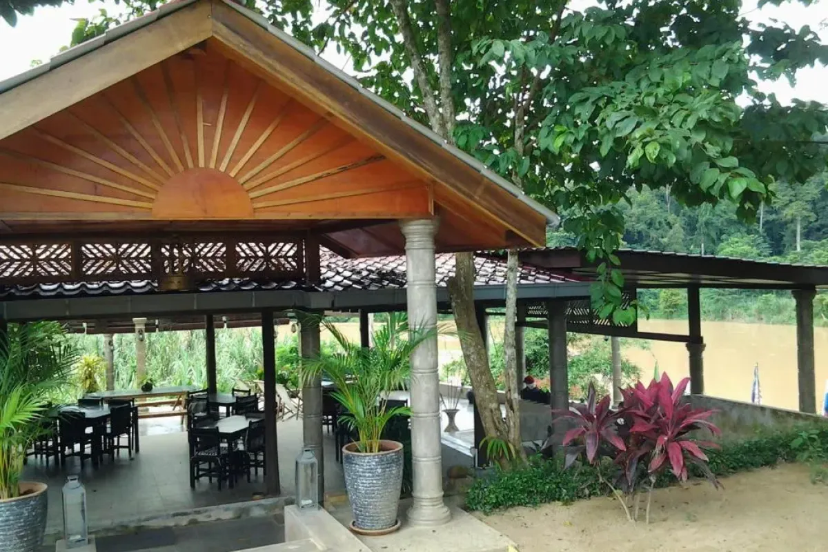Overdekt terras van Balai Serama Guesthouse aan de rivier bij Taman Negara