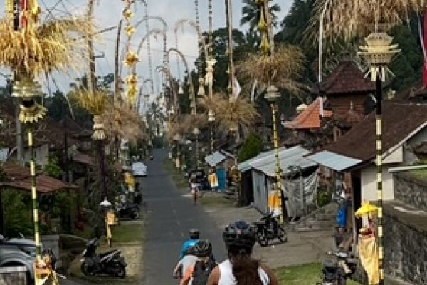 Gezinsrondreis Bali Mountainbiken door straten van Ubud