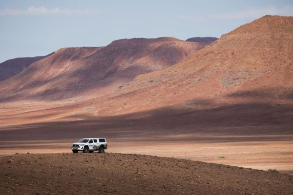 Toyota Hilux Double Cab 4x4 in nationaal park tijdens selfdrive safari.