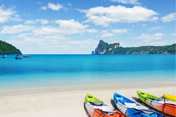 Kayakken bij de Phi Phi Islands tijdens de Thailand Familie Rondreis