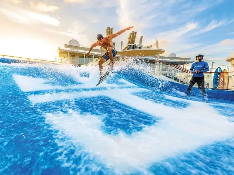 Passagier surft op de FlowRider surf simulator aan boord van de Oasis of the Seas van Royal Caribbean