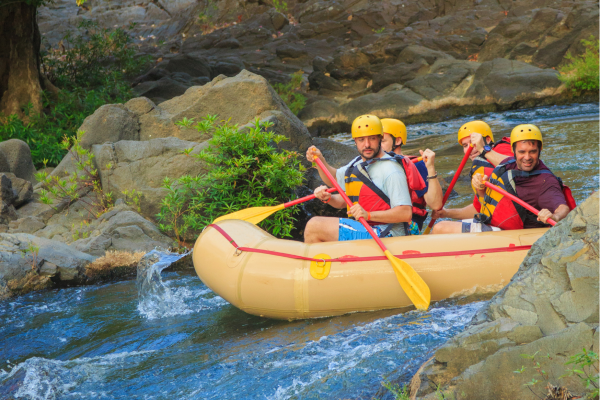 Raften op de Peñas Blancas rivier bij La Fortuna tijdens een rondreis Costa Rica.