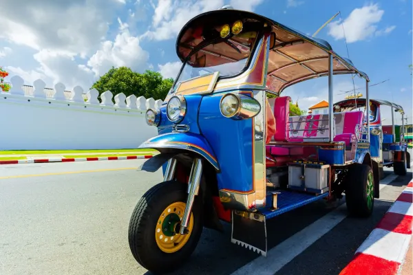 Traditionele tuktuk bij tempels in Ayutthaya Thailand