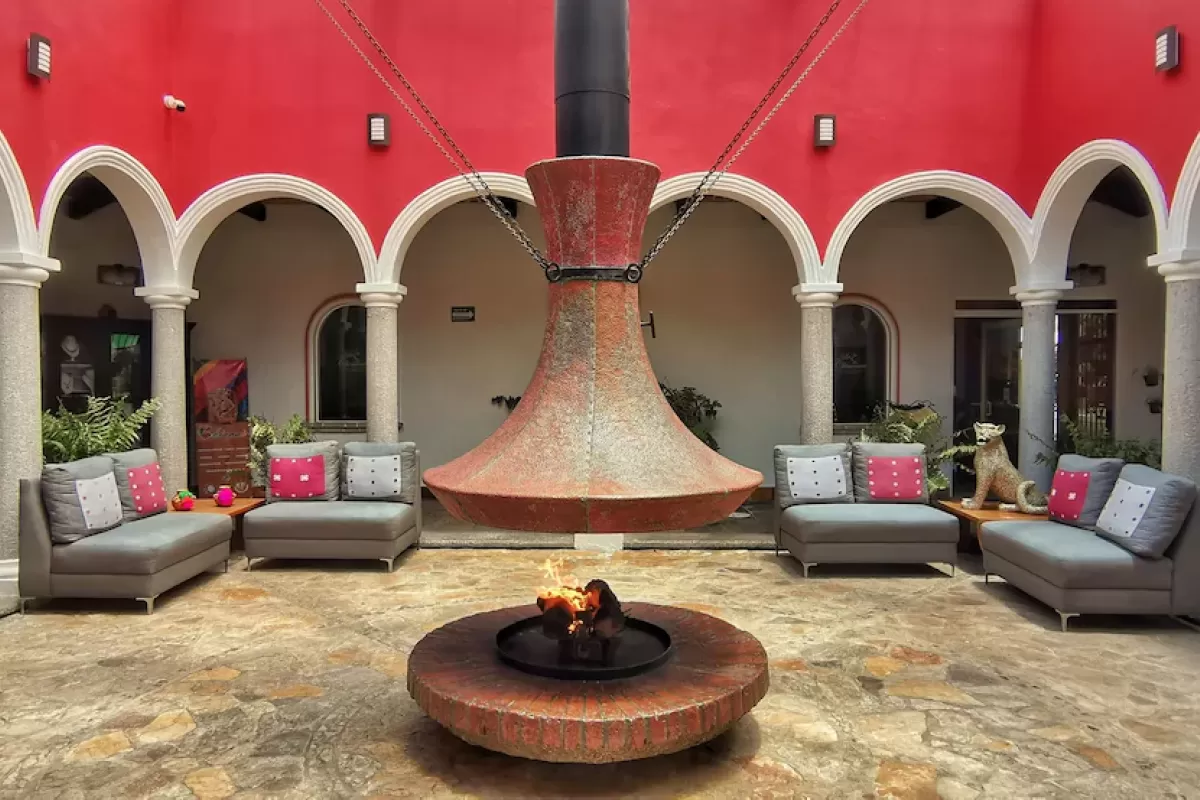 Lobby met zithoeken en koloniale details bij Villa Mercedes San Cristóbal