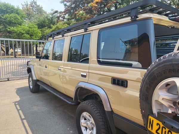 8-persoons Toyota Land Cruiser, ideaal voor grote gezinnen en vriendengroepen op rondreis door Namibië
