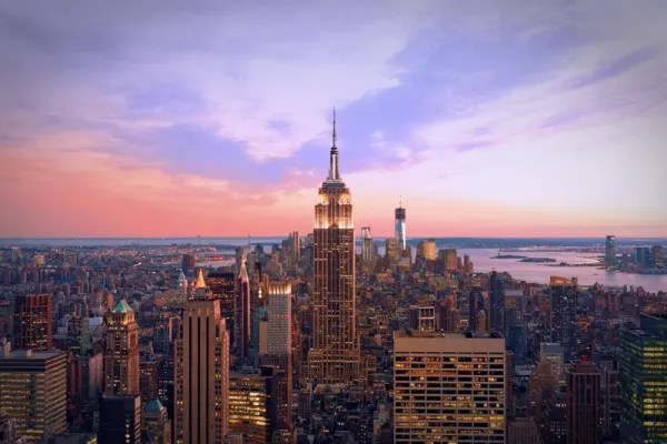 Skyline van Manhattan in de ochtend gezien vanaf het water nabij New York