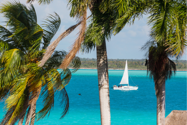 Bacalar Zeilboot - “Zeilboot op turquoise water van de Bacalar-lagune.”