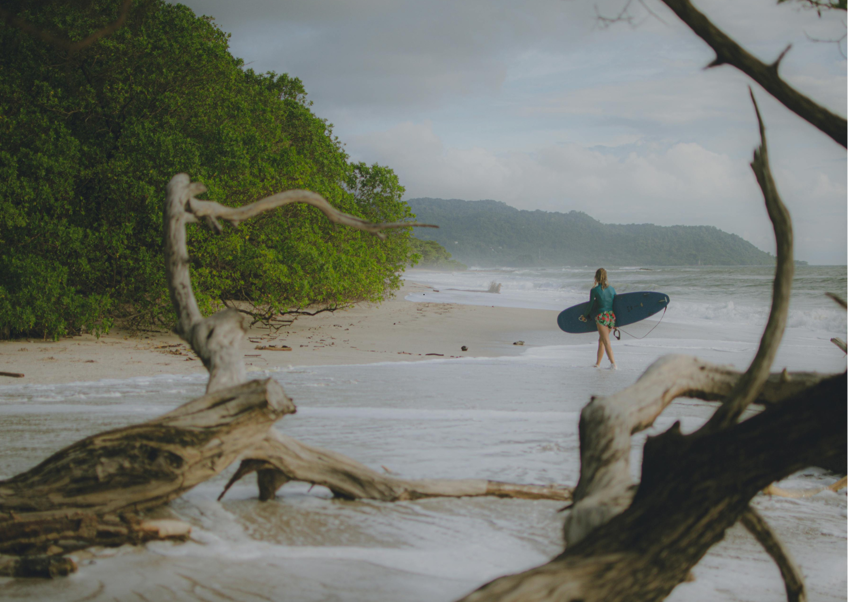 Surfers bij Tamarindo Beach aan de Pacifische kust van Costa Rica.