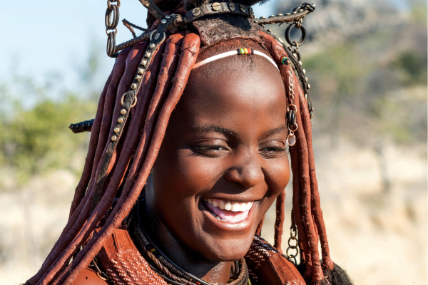 “Himba vrouw met traditioneel met oker ingevette huid in Namibië, een krachtig en cultureel portret uit de Himba-gemeenschap.”