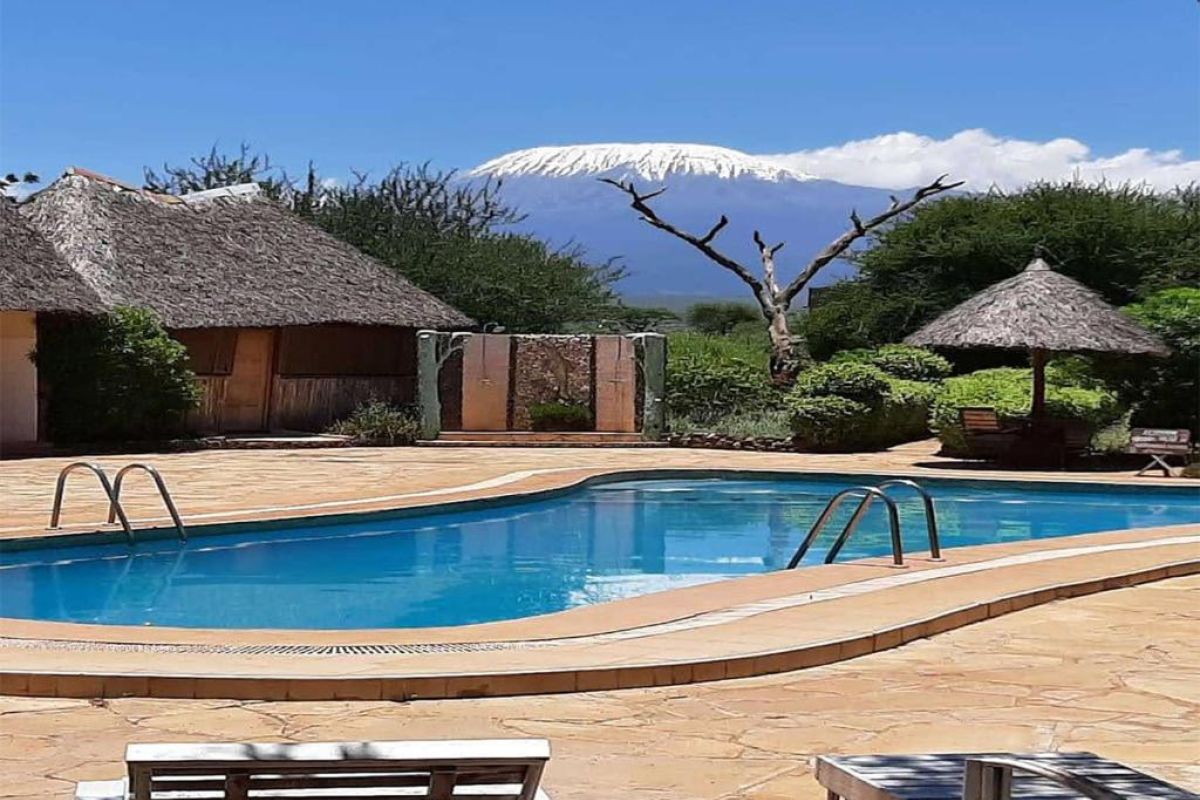 Zwembad van AA Lodge Amboseli met zicht op de omliggende natuur