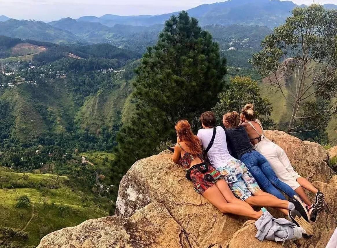 Wandeling naar Little Adam’s Peak met uitzicht over de groene bergen van Ella, Sri Lanka