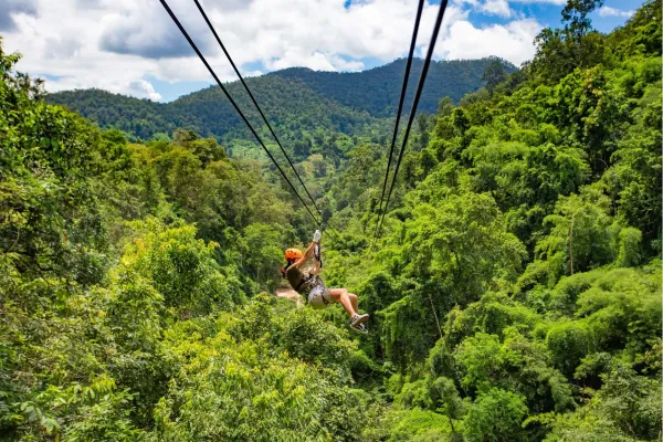 Avontuurlijke zipline door de jungle van Chiang Mai Thailand