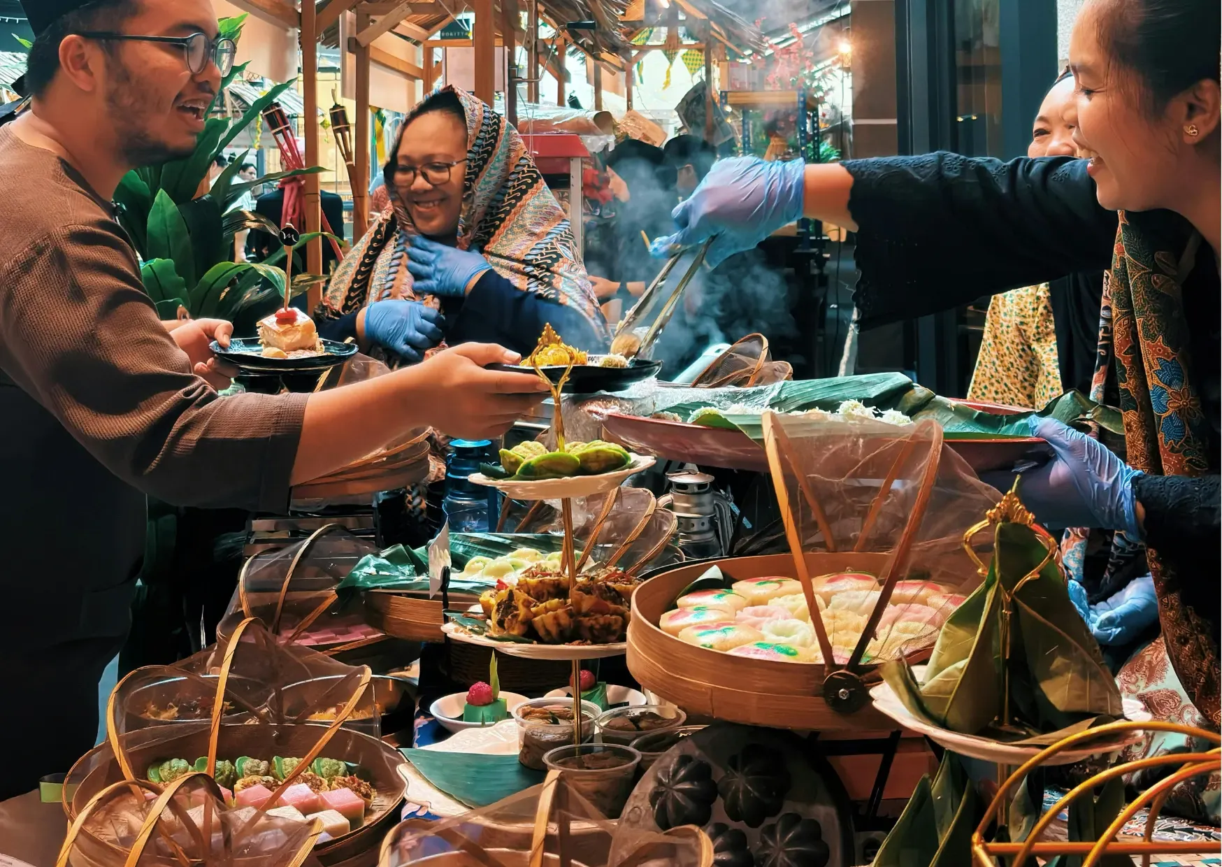 Uitstalling met traditionele Maleisische gerechten en zoete lekkernijen