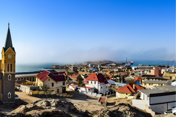 “Lüderitz aan de Namibische kust, een sfeervol kustdorpje met kleurrijke gebouwen aan de Atlantische Oceaan.”
